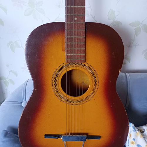 Vintage guitar like new with wire strings