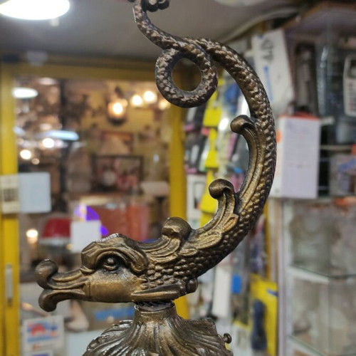 Antique Table Lamp like new, made of bronze