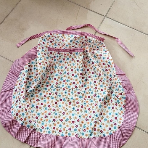 Set of 2 waist aprons with floral and checkered patterns, like new