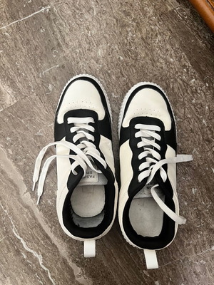 Unisex athletic shoes size 44 like new, black and white