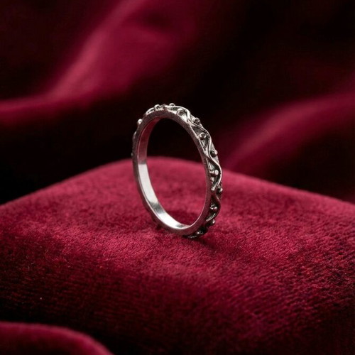 Band ring with embossed silver design like new