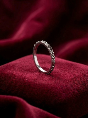 Band ring with embossed silver design like new
