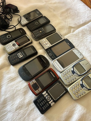 Various used cell phones, some working