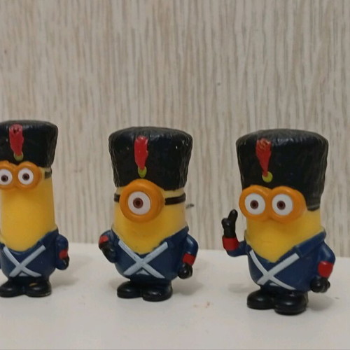 Thinkway Toys Micro Minions Playset used, soldier Minions set