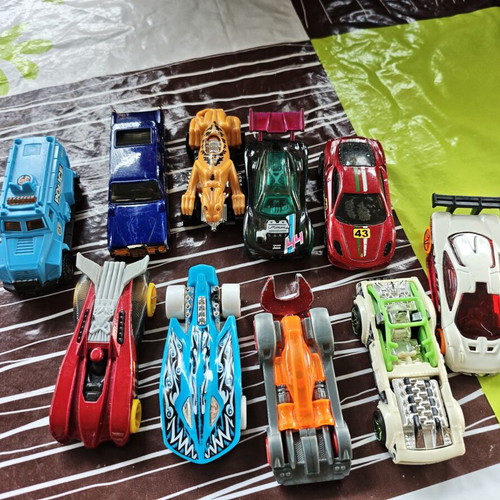 Hot Wheels 9 cars set, includes police toy gift