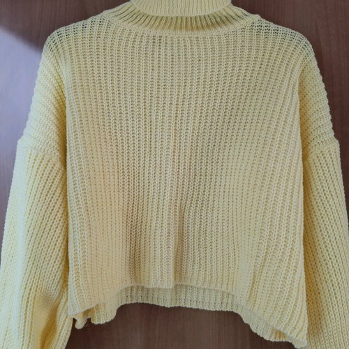 Knitted yellow sweater new, one size