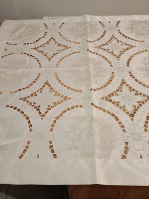 White table runner like new, dimensions 85 by 89