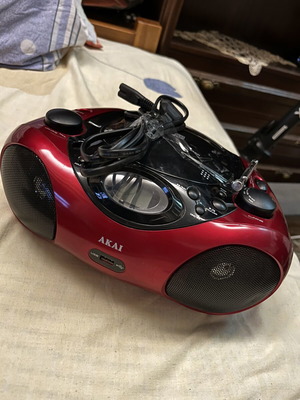 Akai APRC28U-RB φορητό ραδιο-CD/MP3 player σαν καινούργιο, USB/AUX