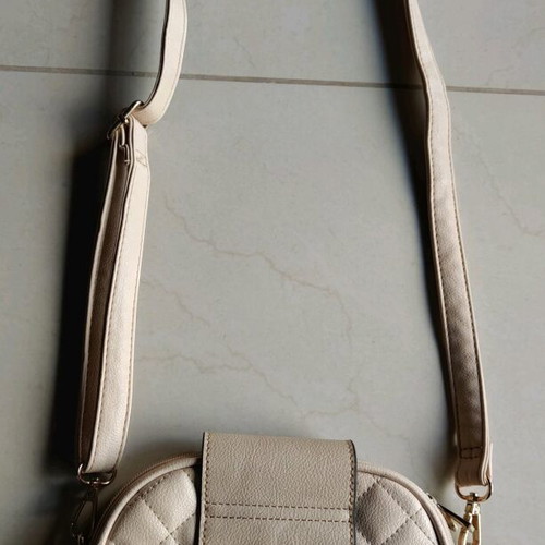 Shoulder bag used beige with dimensions 21×16