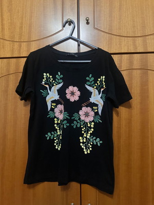 Black T-shirt with floral and bird print medium, like new
