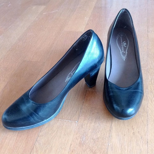 Black leather shoes size 41.