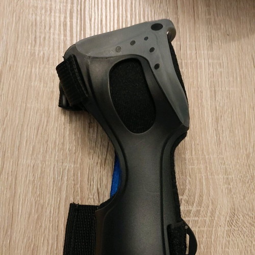 Wrist splint right medium like new for tendinitis and recovery