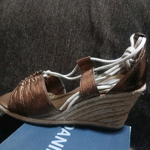 Bata women's leather sandals new, size 40, bronze color