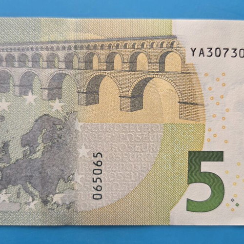 5 Euro Banknote new with repeater small serial number