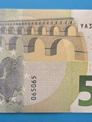5 Euro Banknote new with repeater small serial number