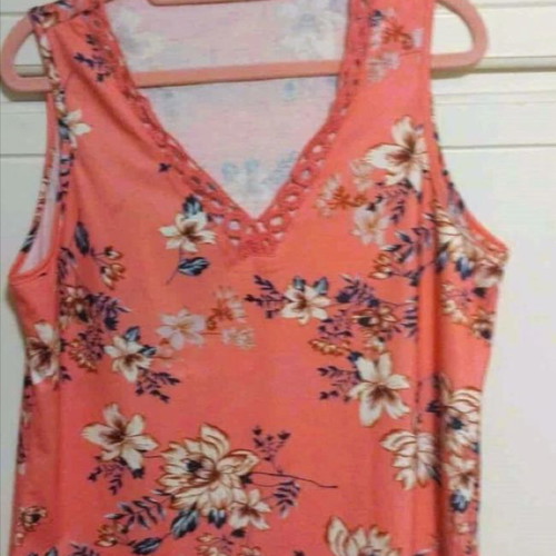 Floral sleeveless top pink L-XL with lace and V neckline like new