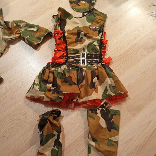 Girls' Army Costume carnival, like new, size 10 years