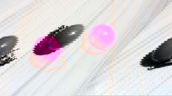 akrilika skoularikia chromatos foux (magenta) (fo mpizou, faux bijoux)