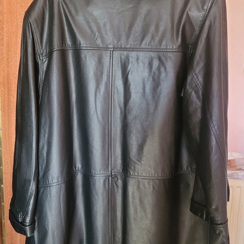 Leather women's coat with fur collar, like new, size medium/large