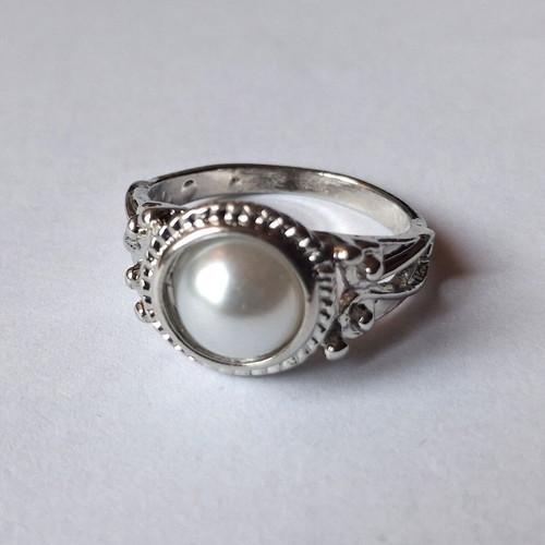 Vintage pearl ring new, silver plated metal, white