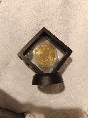 ΣΥΛΛΕΚΤΙΚΟ ΝΟΜΙΣΜΑ ETHEREUM ΧΡΥΣΟ ΣΕ ΜΑΥΡΗ ΘΗΚΗ 9CM ΥΨΟΣ ΣΥΝΟΔΕΥΕΤΑΙ ΑΠΟ CERTIFICATE GOLD COIN 24K