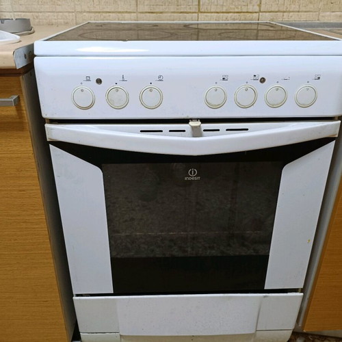 Indesit kitchen stove like new with trays and grill