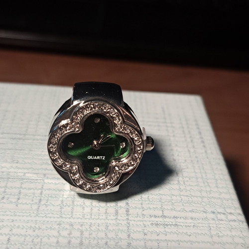 Quartz four-leaf clover ring watch with crystals, silver bracelet, green dial like new