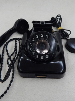 Black Bakelite telephone from the 1950s