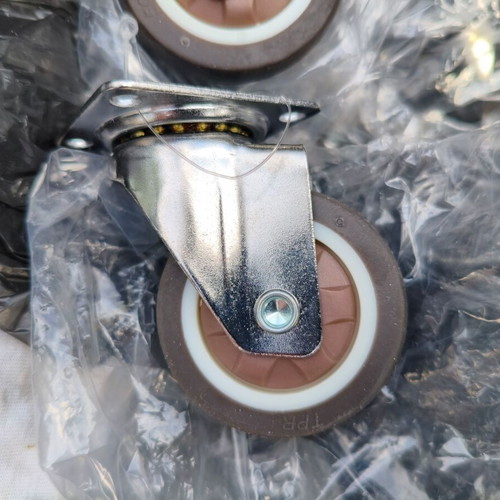 Set of 4 rotating 6 cm casters new, with brake