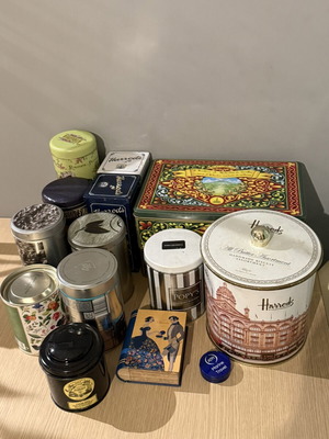 Μεταλλικά κουτιά γνωστών brand όπως Dolce & Gabbana και Harrods