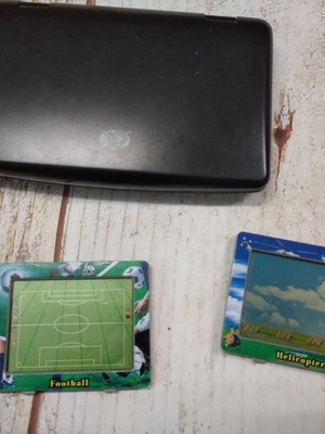 Game Player Yd-998A 4 in 1 used for parts with 2 cartridges