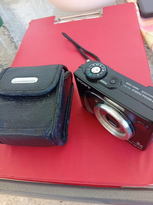 Sony DSC W12 digital camera 5.1Mp with case for parts