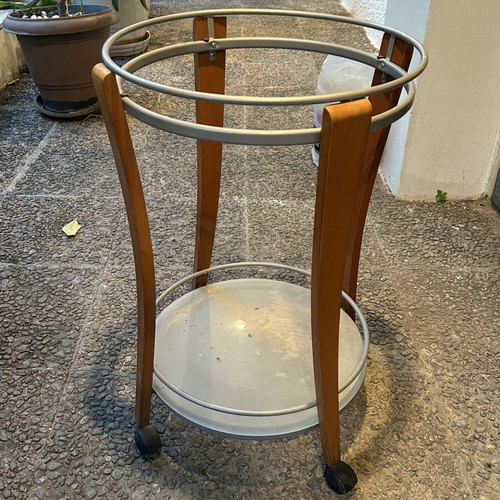 Coffee table with wheels used, suitable for bar