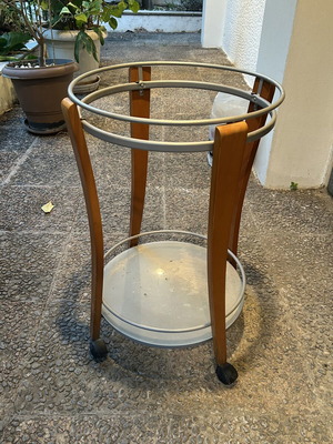 Coffee table with wheels used, suitable for bar