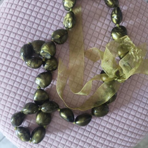 Necklace used, green with tulle ribbon