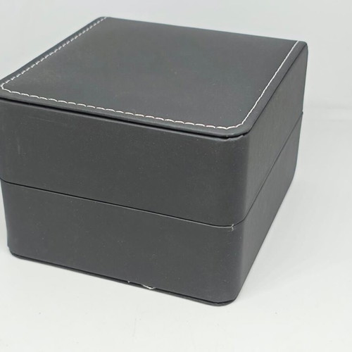 Watch case made of leatherette with protective cushion new
