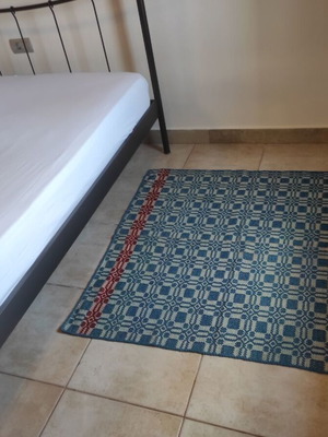 Traditional handwoven rug like new, 1.20m x 1.20m