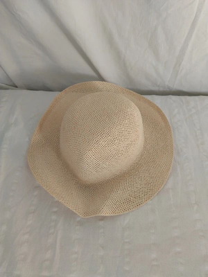 Straw hat like new, light color with brim