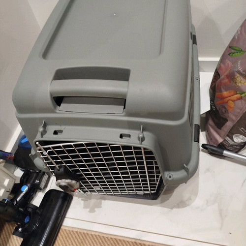 Dog transport box No4 like new for dogs up to 15 kg with water and food holder