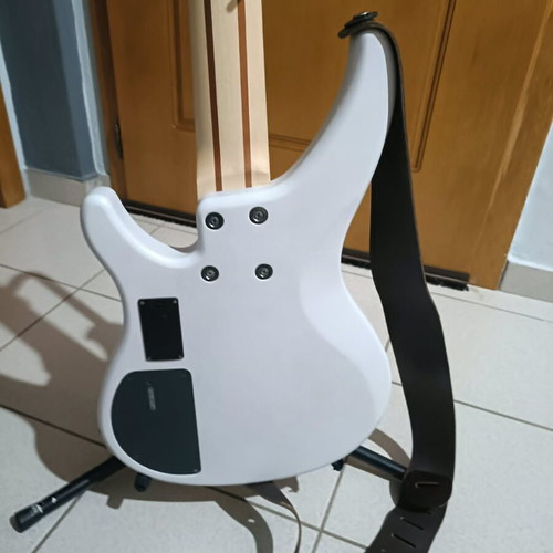 Yamaha TRBX-505 5-string bass guitar