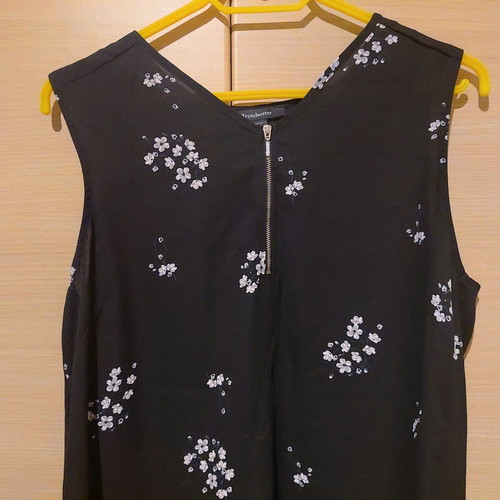 Black blouse with white flowers and silver zipper XL like new