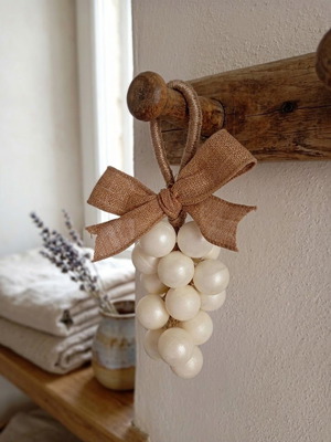 Grape glycerin soap with pearl color and fresh scent