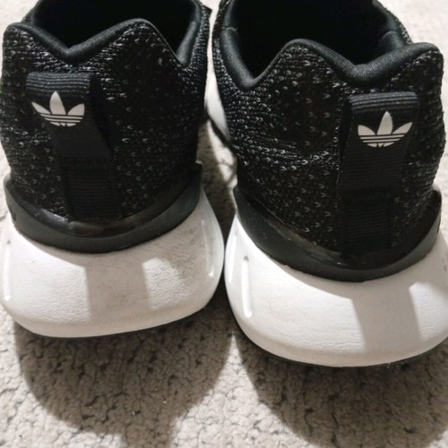 Adidas Swift Run 22 athletic shoes size 43 like new, gray