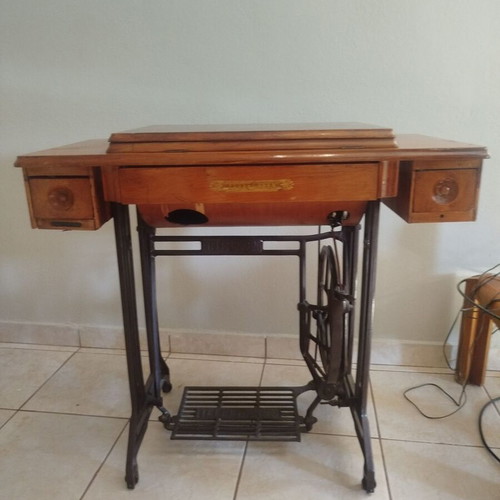 Pedal sewing machine like new, barely used, excellent condition