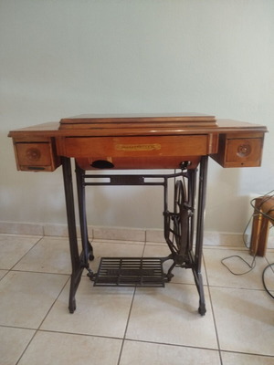 Pedal sewing machine like new, barely used, excellent condition