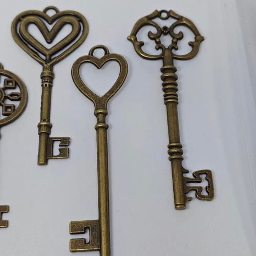 Vintage decorative keys set like new, copper