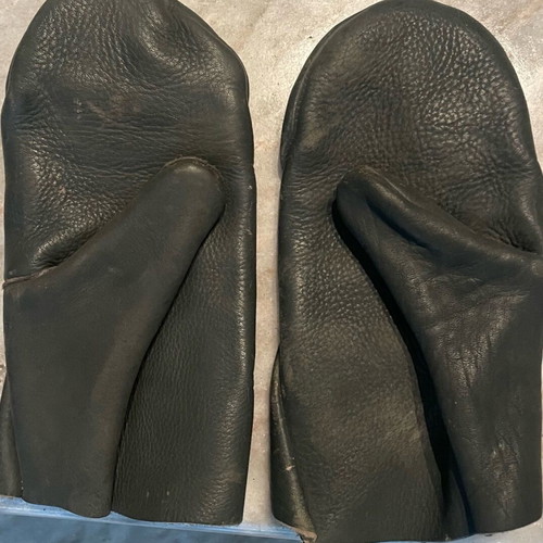 Leather gloves like new, resistant to strong cold and high temperatures