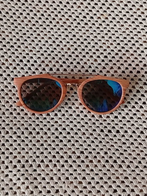 Sunglasses with wood-style frame and metal details new