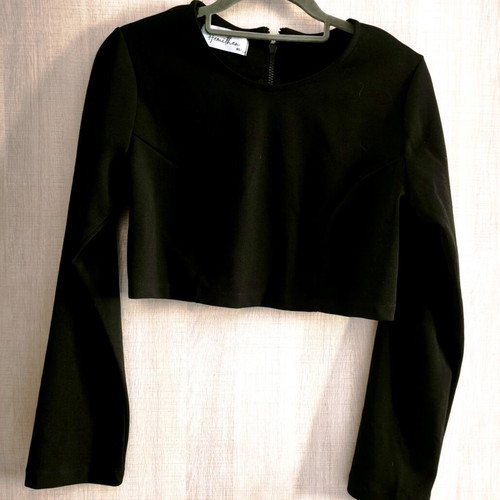 Hemithea crop top long sleeve black like new, size M/L