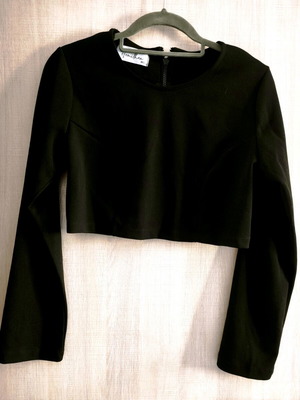 Hemithea crop top long sleeve black like new, size M/L